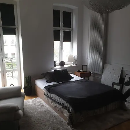 Mieszkanie mid-century modern w starej kamienicy niedaleko Targów MTP *