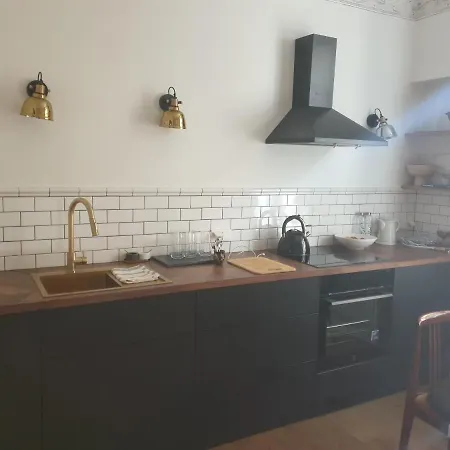 Mieszkanie mid-century modern w starej kamienicy niedaleko Targów MTP * Poznań
