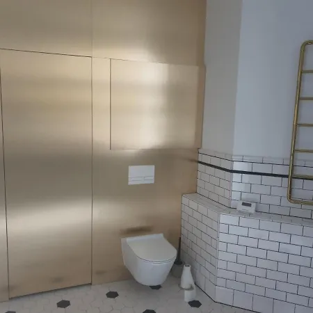 Mieszkanie mid-century modern w starej kamienicy niedaleko Targów MTP *