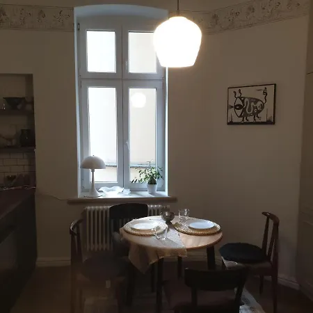 Mieszkanie mid-century modern w starej kamienicy niedaleko Targów MTP Apartament Poznań