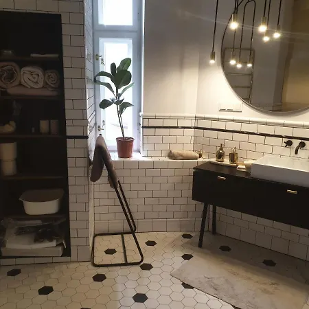 Mieszkanie mid-century modern w starej kamienicy niedaleko Targów MTP