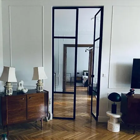 Mieszkanie mid-century modern w starej kamienicy niedaleko Targów MTP Apartament *