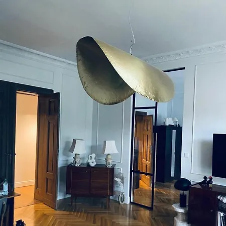 Mieszkanie mid-century modern w starej kamienicy niedaleko Targów MTP *