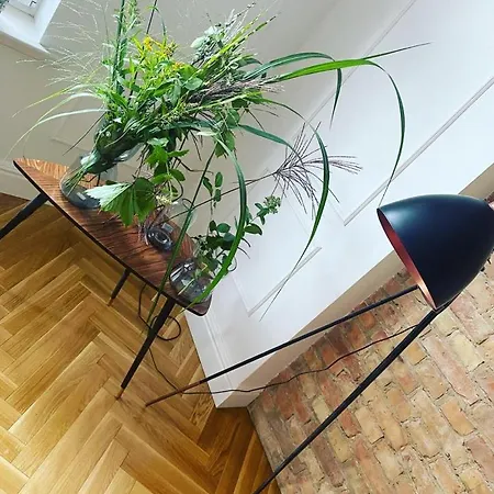 Mieszkanie mid-century modern w starej kamienicy niedaleko Targów MTP *